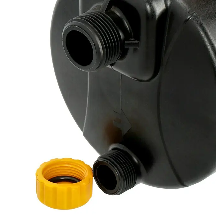 Neptun Gartenpumpe NGP-E 68 - 680 W, Max. Fördermenge: 3.800 l/h - Nahaufnahme eines schwarzen Wasserfilters mit gelbem Verschluss. Ideal für sauberes Wasser im Garten oder Poolbereich.