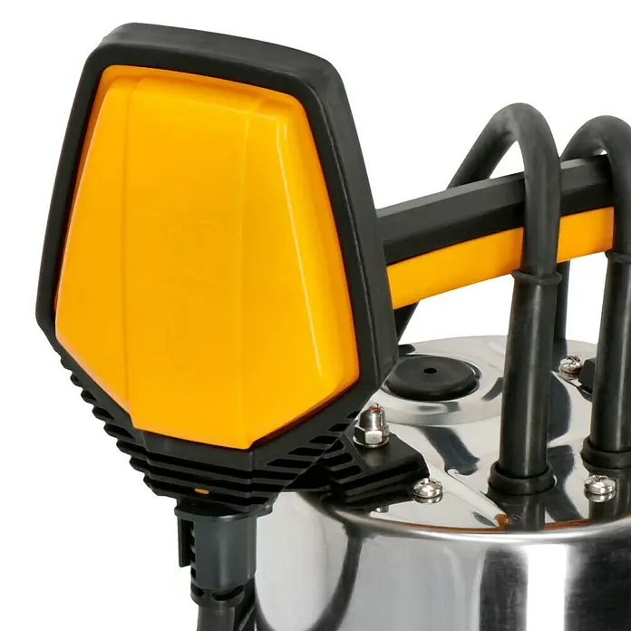 Neptun Schmutzwasserpumpe NSP-E 95 INOX - 900 W, Max. Fördermenge: 18.200 l/h, Eintauchtiefe: 5 m - Nahaufnahme einer Tauchpumpe mit gelbem Griff und Edelstahlgehäuse, ideal für Entwässerungsarbeiten.