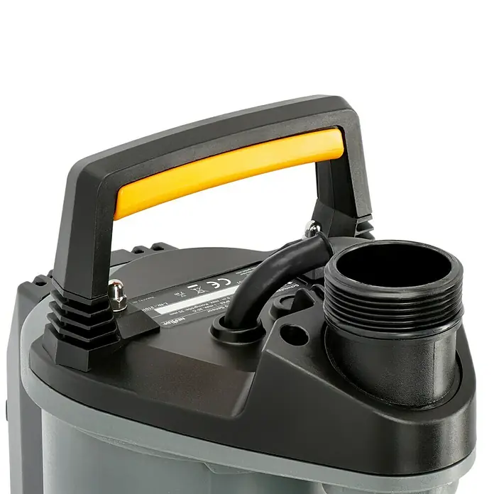 Neptun Schmutzwasserpumpe NSP-E 70 SENSOR - 700 W, Max. Fördermenge: 17.600 l/h, Eintauchtiefe: 5 m - Nahaufnahme einer tragbaren Tauchpumpe mit gelbem Griff, die für den Einsatz in Teichen oder Kellern konzipiert ist.