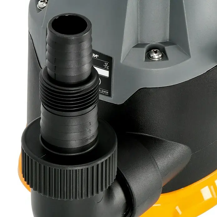 Neptun Klarwasser-Tauchpumpe NKP-E 22 - 220 W, Max. Fördermenge: 7.500 l/h - Nahaufnahme einer grauen und schwarzen Wasserpumpe mit einem schwarzen Schlauchanschlussstück.
