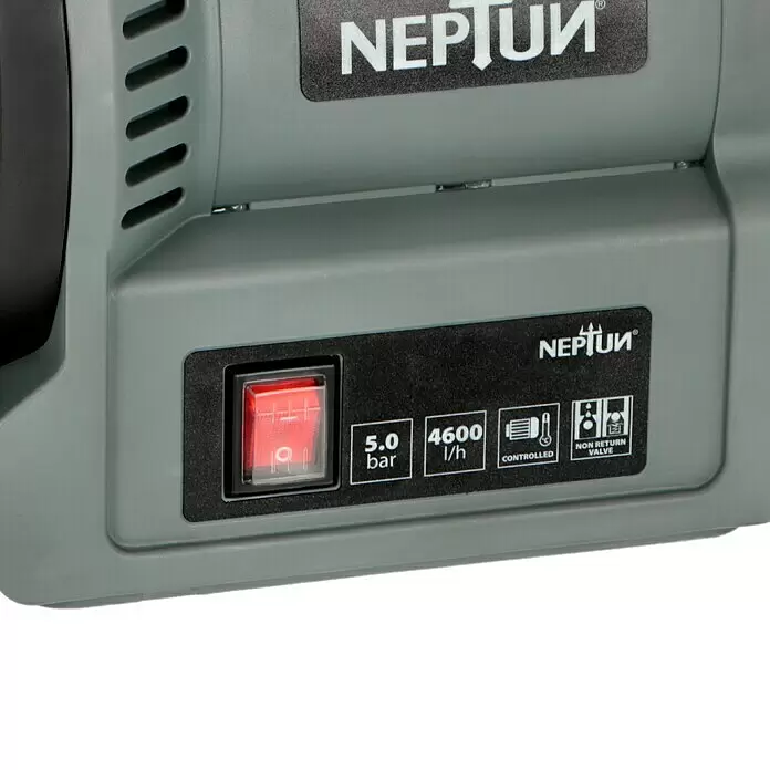 Neptun Gartenpumpe NGP-E 120 - 1.200 W, Max. Fördermenge: 4.600 l/h - Nahaufnahme eines grauen NEPTUN Geräts mit rotem Netzschalter und Spezifikationsetiketten für 5,0 bar und 4600 l/h.