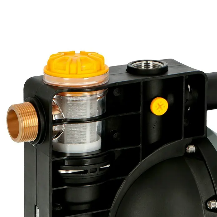Neptun Gartenpumpe NGP-E 120 - 1.200 W, Max. Fördermenge: 4.600 l/h - Nahaufnahme einer Wasserpumpe mit gelbem Filter und diversen Anschlüssen. Ideal für Gartenbewässerung und Hauswasserversorgung.