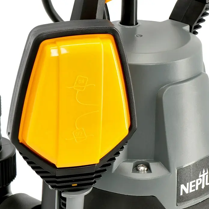 Neptun Schmutzwasserpumpe NSP-E 33 - 330 W, Max. Fördermenge: 9.500 l/h, Eintauchtiefe: 7 m - Detailaufnahme einer Neptun-Tauchpumpe, die die gelbe Schwimmerschalterabdeckung mit "On/Off"-Markierungen hervorhebt.