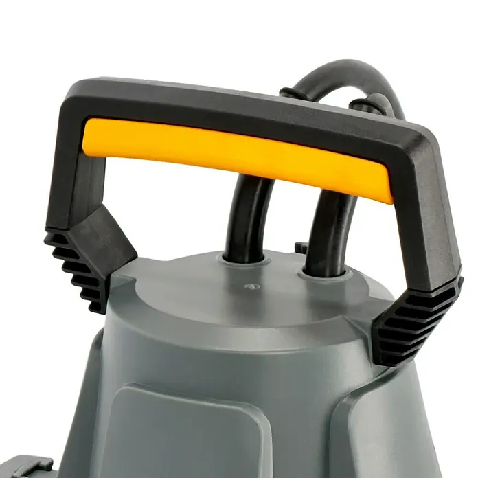 Neptun Schmutzwasserpumpe NSP-E 33 - 330 W, Max. Fördermenge: 9.500 l/h, Eintauchtiefe: 7 m - Detailaufnahme einer grauen Tauchpumpe mit schwarzem und gelbem Griff. Ideal für den Einsatz im Garten oder bei Überschwemmungen.