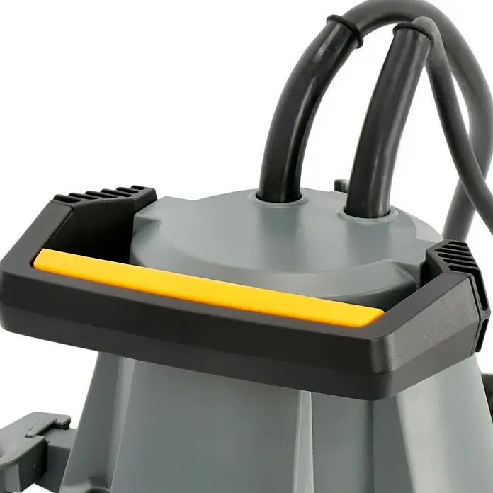 Neptun Bomba para aguas residuales NSP-E 33 - 330 W, Capacidad de bombeo máx.: 9.500 l/h, Profundidad de inmersión: 7 m - Primer plano de una bomba sumergible gris con marco negro y mango amarillo, ideal para uso en jardín o sótano.