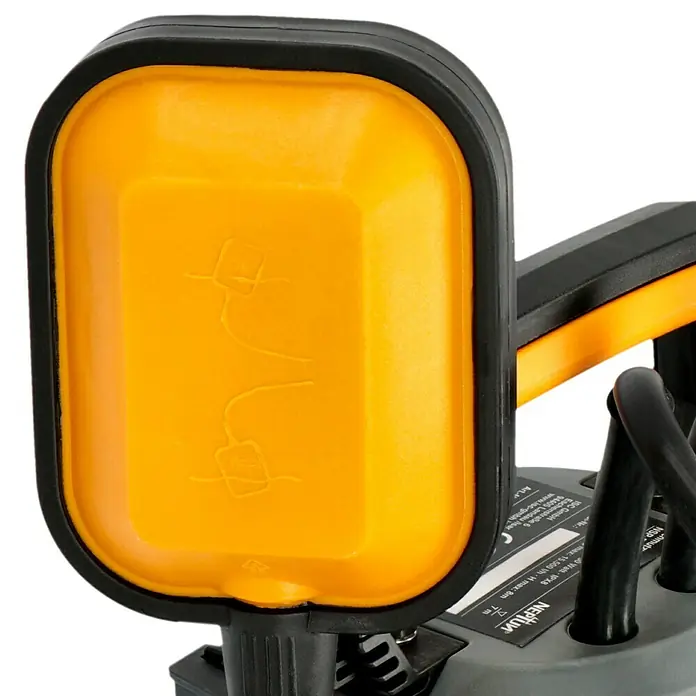 Neptun Schmutzwasserpumpe NSP-E 75 - 750 W, Max. Fördermenge: 15.500 l/h, Eintauchtiefe: 7 m - Nahaufnahme einer gelben Neptun-Tauchpumpe mit schwarzem Kabel und Details, die ihre Funktionalität hervorheben.