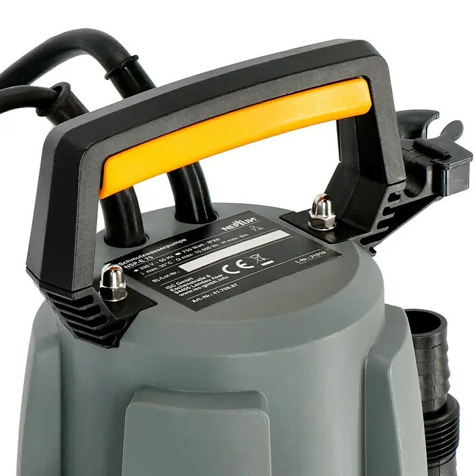 Neptun Schmutzwasserpumpe NSP-E 75 - 750 W, Max. Fördermenge: 15.500 l/h, Eintauchtiefe: 7 m - Nahaufnahme einer grauen Schmutzwasserpumpe Neptun NSP-E 75 mit schwarzem und orangefarbenem Griff.