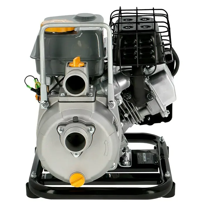 Neptun Benzinwasserpumpe NBP-E 16 - 1,6 kW, Max. Fördermenge: 14.000 l/h - Nahaufnahme einer Wasserpumpe mit Metallrahmen und gelben Akzenten. Ideal für Gartenarbeit und Bewässerung.