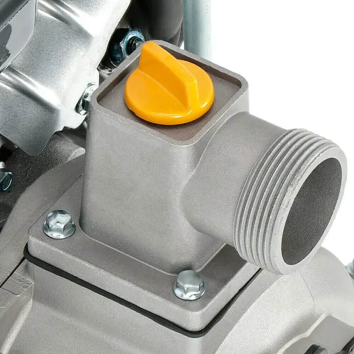 Neptun Benzinwasserpumpe NBP-E 16 - 1,6 kW, Max. Fördermenge: 14.000 l/h - Nahaufnahme einer Wasserpumpe mit gelbem Verschlussdeckel, ideal für Bewässerung und Entwässerung.
