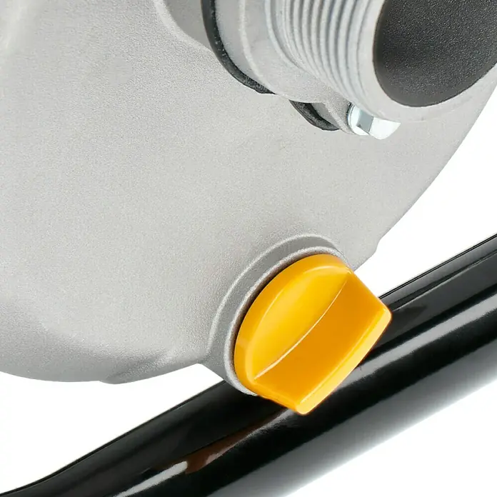 Neptun Benzinwasserpumpe NBP-E 16 - 1,6 kW, Max. Fördermenge: 14.000 l/h - Detailaufnahme einer Wasserpumpe mit gelbem Bedienknopf und silberfarbenem Anschluss. Robustes Design für den Einsatz im Garten.
