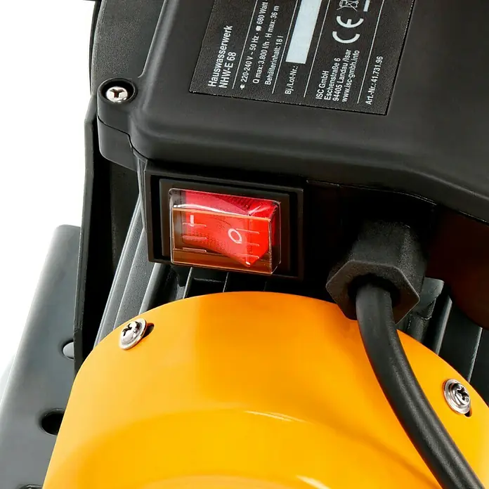 Neptun Hauswasserwerk NHW-E 68 - 680 W, Max. Fördermenge: 3.800 l/h, Max. Druck: 3,6 bar - Detailansicht einer Hauswasserwerkpumpe NHW-E 68 mit rotem Schalter und Stromkabel, ideal für die Wasserversorgung im Haus.