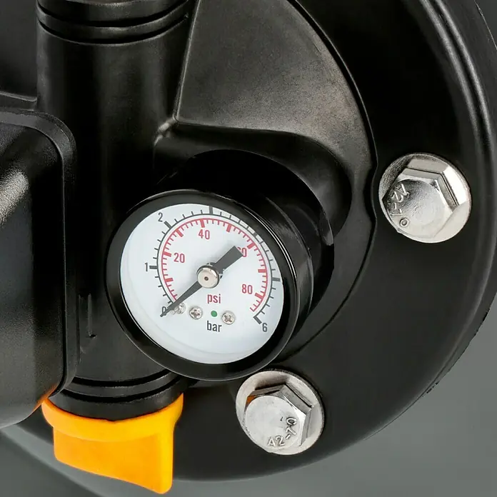 Neptun Hauswasserwerk NHW-E 68 - 680 W, Max. Fördermenge: 3.800 l/h, Max. Druck: 3,6 bar - Nahaufnahme eines Druckmessers an einer schwarzen Pumpe, der 40 psi anzeigt.