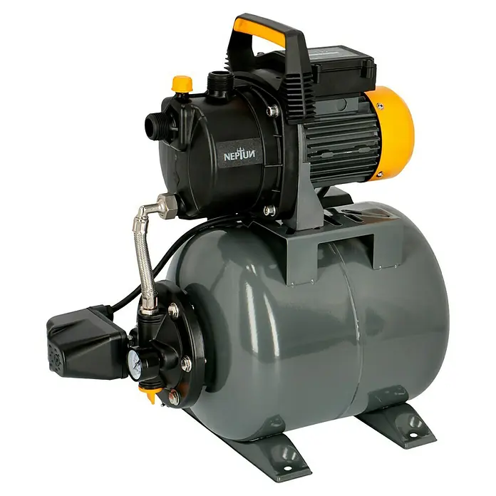 Neptun Hauswasserwerk NHW-E 68 - 680 W, Max. Fördermenge: 3.800 l/h, Max. Druck: 3,6 bar - Eine Nahaufnahme einer Neptun-Gartenpumpe auf einem schwarzen Hintergrund.
