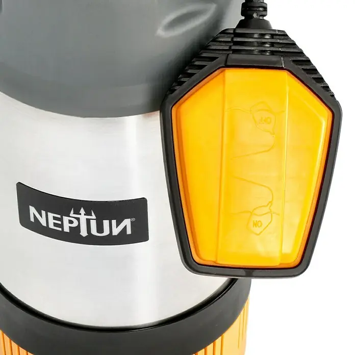 Neptun Drucktauchpumpe NTP-E 80 - 800 W, Max. Fördermenge: 6.000 l/h - Nahaufnahme der Neptun Tauchpumpe mit gut sichtbarem, gelbem Schwimmerschalter und dem Neptun-Logo.