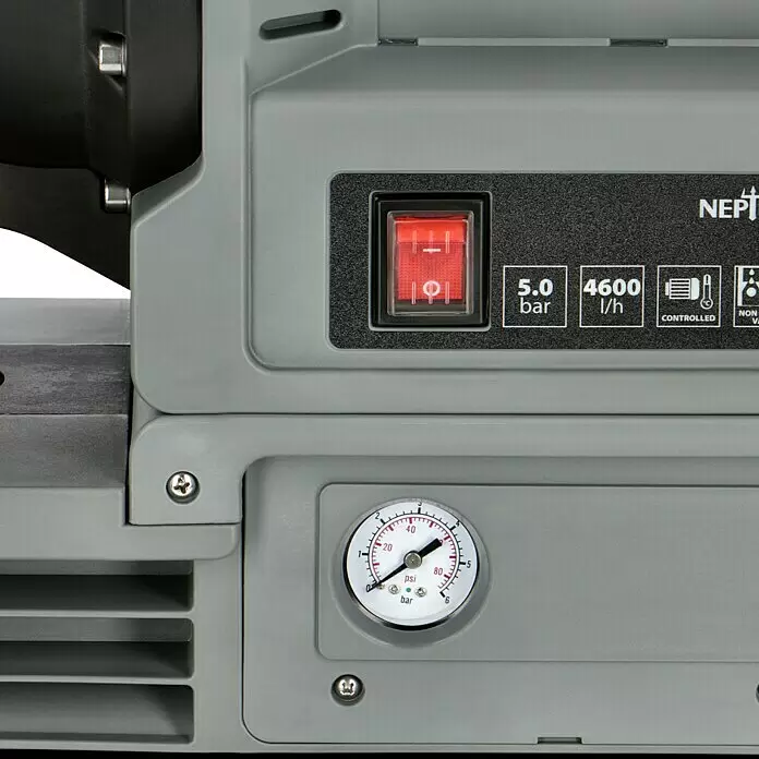 Neptun Hauswasserwerk NHW-E 120 - 1.200 W, Max. Fördermenge: 4.600 l/h, Max. Druck: 5 bar - Nahaufnahme eines grauen Pumpenbedienfelds mit rotem Netzschalter, Druckanzeige (psi/bar) und Leistungsindikatoren (5.0 bar, 4600 l/h).