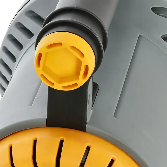 Neptun Hauswasserwerk NHW-E 120 - 1.200 W, Max. Fördermenge: 4.600 l/h, Max. Druck: 5 bar - Nahaufnahme eines grauen und gelben Gartengeräts mit einem schwarzen Rohr und einem sechseckigen gelben Knopf.