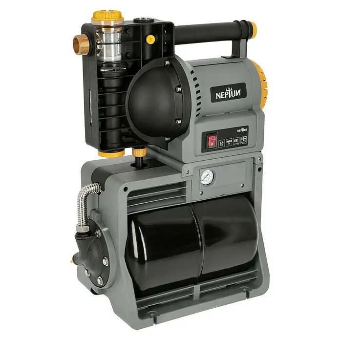 Neptun Hauswasserwerk NHW-E 120 - 1.200 W, Max. Fördermenge: 4.600 l/h, Max. Druck: 5 bar - Eine detailreiche Aufnahme eines Neptun Hauswasserwerks, das die graue Bauweise und gelbe Akzente hervorhebt.