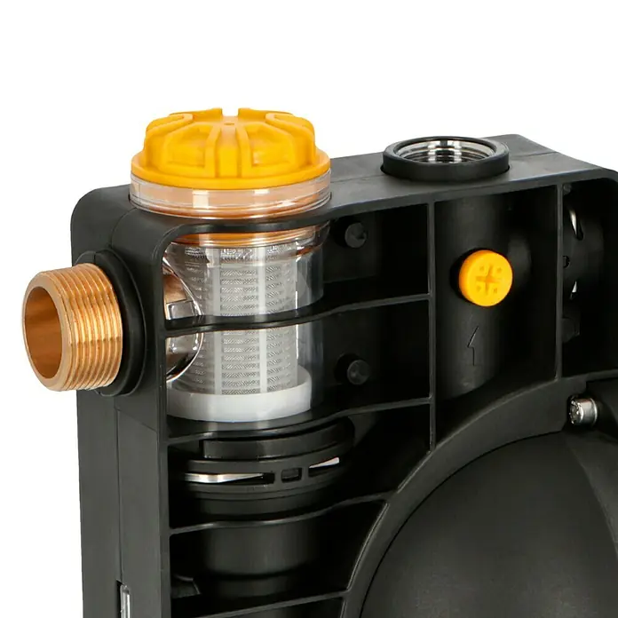 Neptun Hauswasserautomat NHA-E 120 - 1.200 W, Max. Fördermenge: 4.600 l/h, Max. Druck: 5 bar - Detailansicht eines Wasserfiltersystems. Das Bild zeigt das schwarze Gehäuse mit einem gelben Deckel und einem transparenten Filterelement.