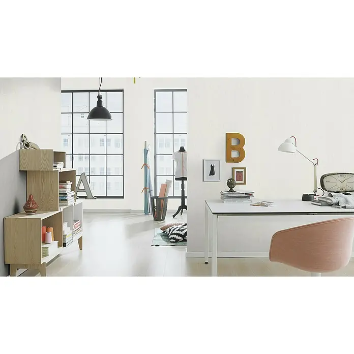 Rasch Vliestapete Längsstreifen - Weiß, Uni, 10,05 x 0,53 m - Ein stilvoller Raum mit einem Bücherregal, einer Schneiderpuppe und einem Schreibtisch mit Lampe und Uhr, der die Einrichtung hervorhebt.