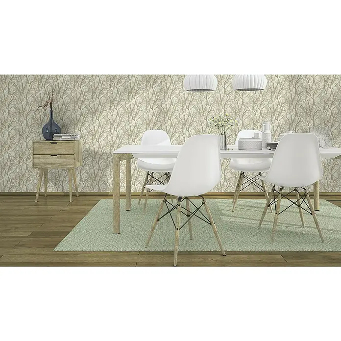Rasch Tapetenwechsel Vliestapete Äste - Beige/Bronze, Floral, 10,05 x 0,53 m - Heller Essbereich mit einem weißen Esstisch und Stühlen auf einem grünen Teppich vor einer gemusterten Tapete.