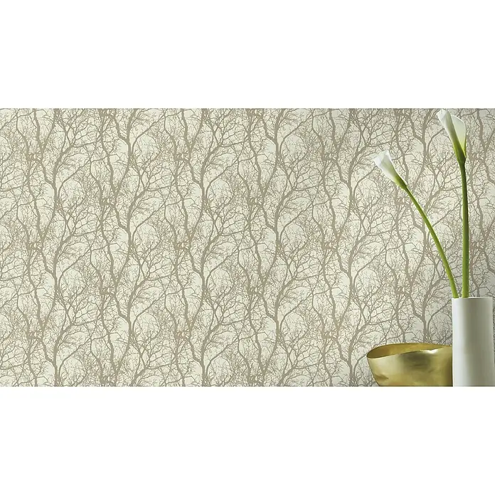 Rasch Tapetenwechsel Vliestapete Äste - Beige/Bronze, Floral, 10,05 x 0,53 m - Nahaufnahme der strukturierten Tapete mit einem Baumzweigmuster in Beige und Braun, kombiniert mit einer modernen Vase und dekorativen Elementen.