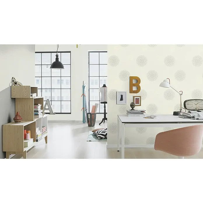 Rasch Tapetenwechsel Vliestapete - Weiß, Grafisch, 10,05 x 0,53 m - Ein helles Interieur mit einem Regal auf der linken Seite und einem Schreibtisch mit einem Stuhl auf der rechten Seite.