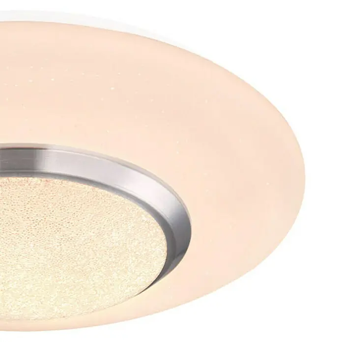 Globo Plafón LED redondo Candida - 18 W, Ø x Al: 34 mm x 8 cm, Blanco, Claro, Blanco cálido - Primer plano de una moderna lámpara de techo redonda con detalles plateados y decoración de estrellas, que crea un ambiente cálido.