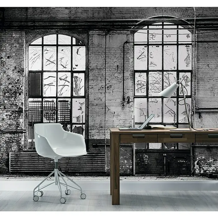 Rasch Fototapete Digitaldruck Industriehalle - B x H: 300 x 372 cm, Vlies - Ein heller Bürostuhl mit Rollen steht vor einem Schreibtisch in einem Raum mit großen Fenstern, der Arbeitskomfort und Stil vereint.