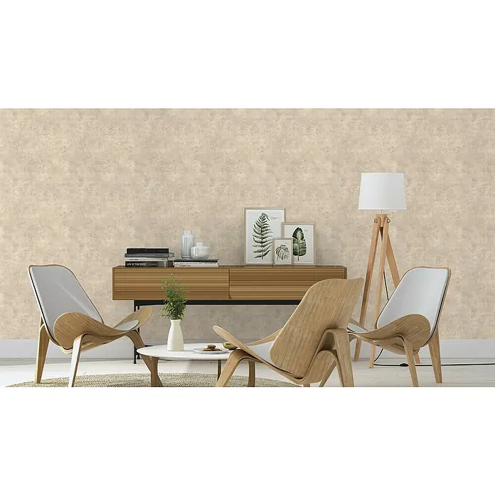 Rasch Vliestapete Beton - Braun, Betonoptik, 10,05 x 0,53 m - Ein gemütliches Wohnzimmer mit zwei Holzstühlen, einem Sideboard und einer Stehlampe, die eine entspannende Atmosphäre schaffen.