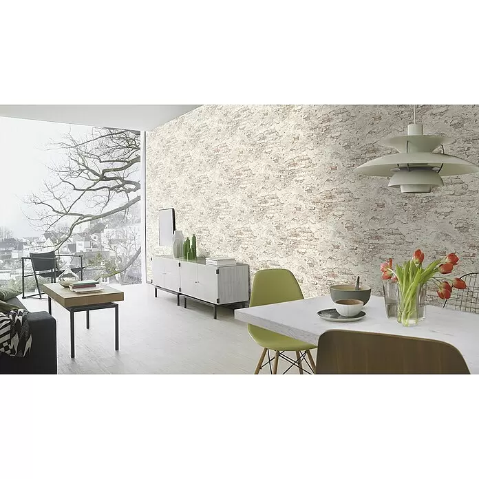 Rasch Vliestapete Bruchstein - Grau/Rostbraun, Steinoptik, 10,05 x 0,53 m - Tapete in Used-Ziegelsteinoptik an einer großen Wohnzimmerwand, die einen gealterten, rustikal-industriellen Look schafft.