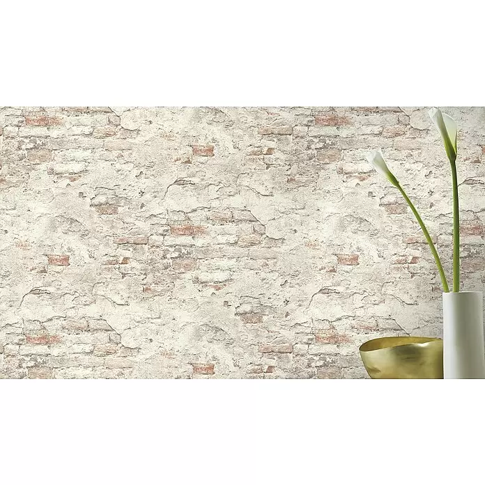 Rasch Vliestapete Bruchstein - Grau/Rostbraun, Steinoptik, 10,05 x 0,53 m - Tapete mit alter Ziegelwand und Putz. Im Vordergrund stehen zwei Calla-Lilien in einer Vase und eine goldene Schale.