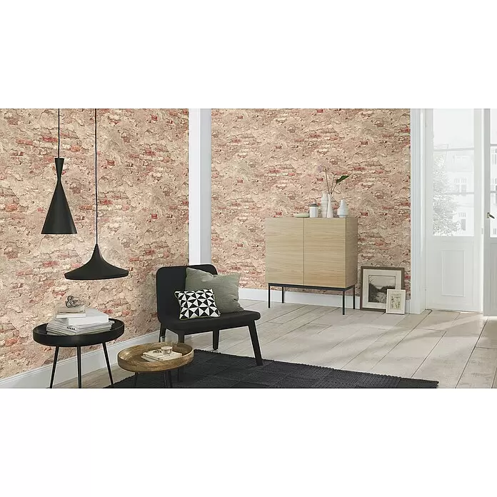 Rasch Vliestapete Bruchstein - Rot/Rostbraun, Steinoptik, 10,05 x 0,53 m - Tapete mit Ziegel- und Putzoptik an Wänden in einem modernen Raum mit dunklen Möbeln.