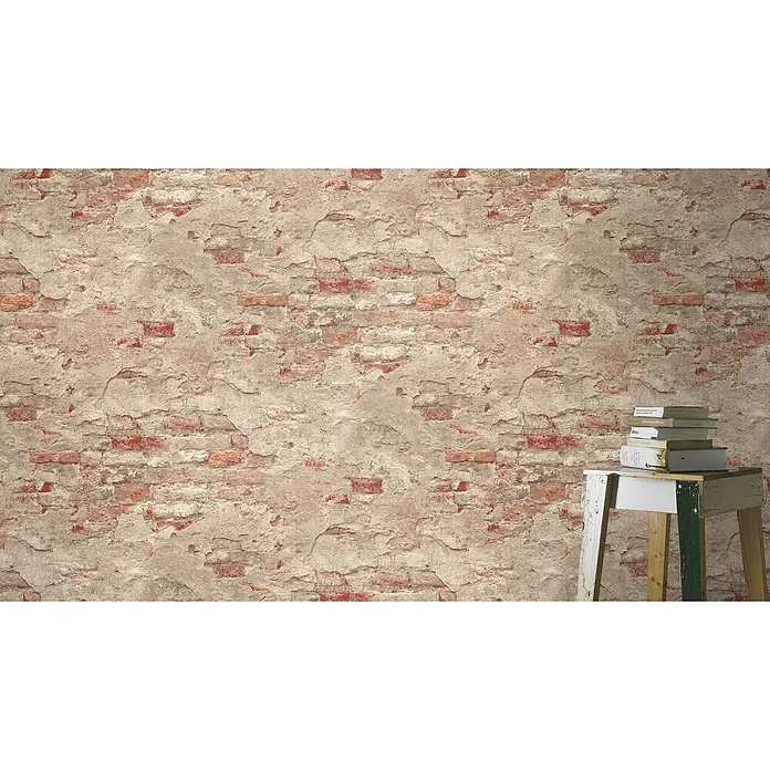 Rasch Vliestapete Bruchstein - Rot/Rostbraun, Steinoptik, 10,05 x 0,53 m - Eine Nahaufnahme einer Bücherstapel auf einem Holzhocker vor einer rustikalen Ziegelwand, ideal für ein gemütliches Interieur.