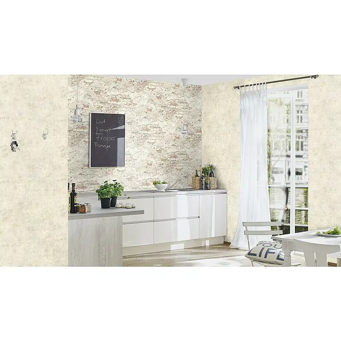 Rasch Vliestapete Beton - Creme, Betonoptik, 10,05 x 0,53 m - Ein helles Küchendesign mit Backstein Tapete und weißen Küchenschränken, inklusive Esstisch und Stuhl.