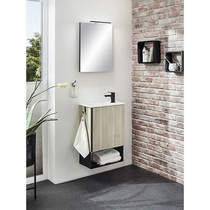 Riva Badmöbel-Set IndusGesamtbreite Badmöbel: 45,3 cm, Birke, Matt, 3 -tlg. - Elegantes Badezimmer-Interieur mit einem stilvollen Waschtischunterschrank in Holzoptik, einem Spiegel und dekorativen Wandregalen.
