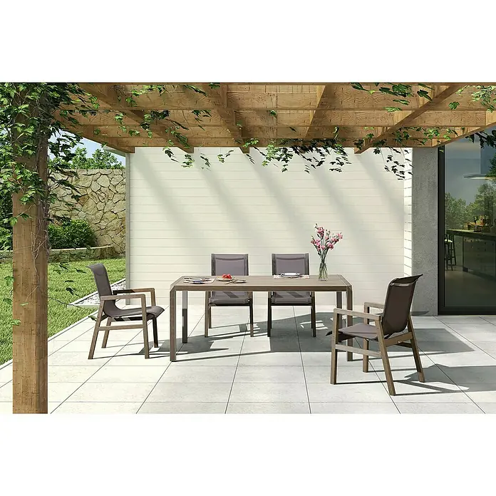 Conjunto de muebles Flavium - 7 pzs., Textiline/Enviro Imitation Wood®, Natural - Una mesa de jardín con cuatro sillas debajo de una pérgola. El conjunto es de madera y textil y está situado en un patio.