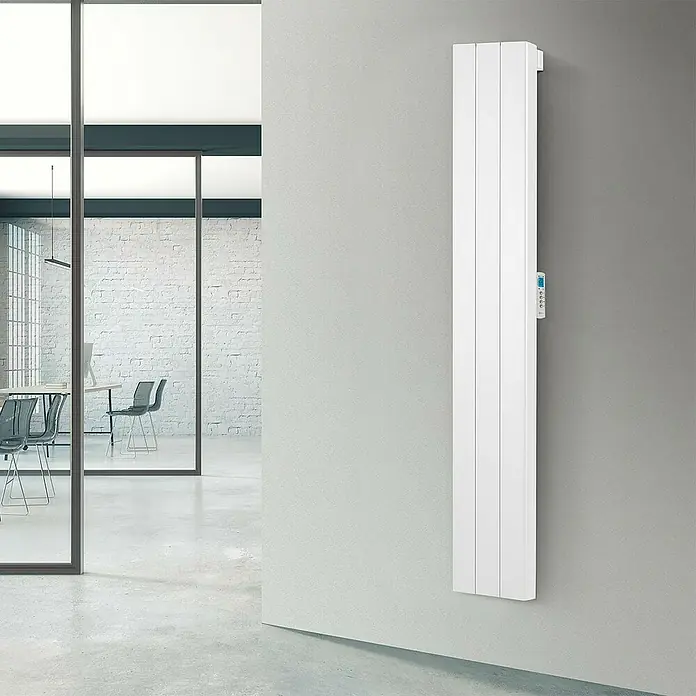 Rointe Radiador eléctrico digital Palaos - 1.500 W, Blanco, 110 x 356 x 1.800 mm - Elegante panel de calefacción blanco montado en una pared gris, ideal para interiores modernos. Ofrece calor eficiente y un diseño elegante.