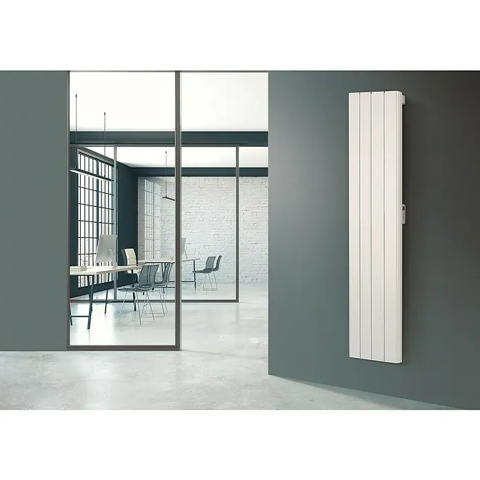 Rointe Radiador eléctrico digital Palaos - 2.000 W, Blanco, 110 x 476 x 1.800 mm - Un radiador vertical blanco cuelga en una pared gris, un elemento de diseño moderno para la calefacción eficiente de la habitación y una decoración interior elegante.