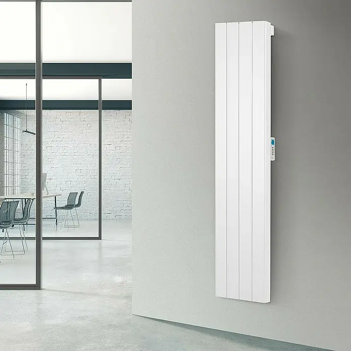 Rointe Radiador eléctrico digital Palaos - 2.000 W, Blanco, 110 x 476 x 1.800 mm - Un radiador blanco y elegante montado en una pared gris proporciona calefacción eficiente. El diseño moderno se adapta a oficinas y espacios vitales.