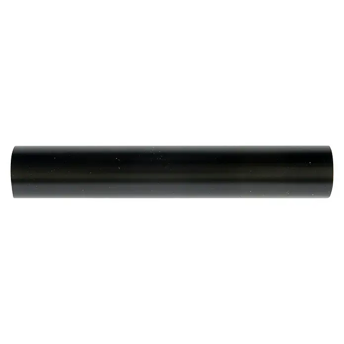Barra para cortinas Ferro wood - Ø x L: 22 mm x 250 cm, Metal, Negro - Primer plano de un cilindro negro, posiblemente un tubo o varilla, situado sobre un fondo oscuro.