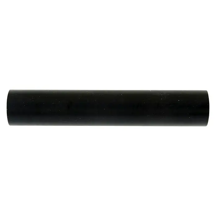 Barra para cortinas Ideas 28 - Ø x L: 28 mm x 250 cm, Metal, Negro - Una barra negra con conectores en cada extremo sobre un fondo oscuro.