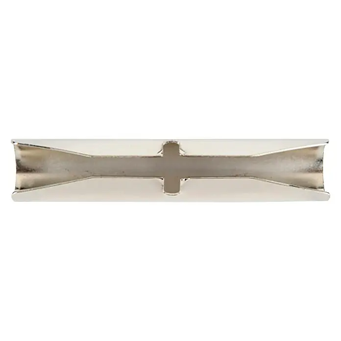 Elemento de unión de barra Antique - 9,8 x 2,05 x 1,8 cm, Gris - Primer plano de un taco metálico, reforzado por un patrón de cruz en el centro, aislado sobre un fondo negro.