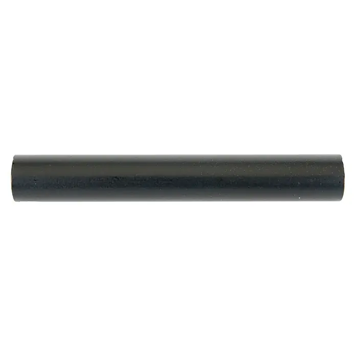 Barra para cortinas Colonial - Ø x L: 19 mm x 250 cm, Metal, Negro - Primer plano de una barra negra con una superficie ligeramente brillante, presentada sobre un fondo neutro y oscuro.