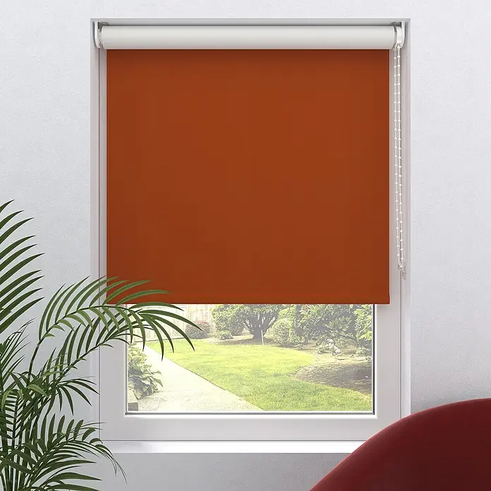 Expo Ambiente VerdunkelungsrolloB x H: 60 x 190 cm, Terracotta, Uni - Blick auf ein Fenster mit einem orangefarbenen Rollo, das teilweise heruntergelassen ist und einen Blick nach draußen ermöglicht.