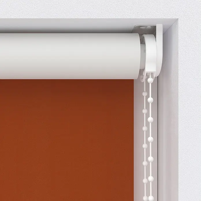Expo Ambiente Verdunkelungsrollo - B x H: 80 x 190 cm, Terracotta, Uni - Nahaufnahme einer orangefarbenen Rollgardine mit weißer Rollenmechanik und Zugschnur, die in einem weißen Fensterrahmen montiert ist.