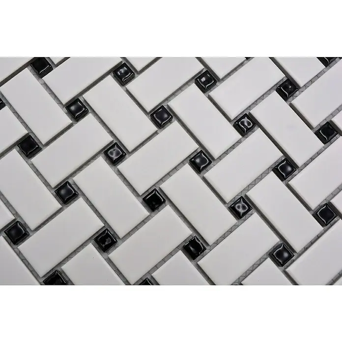 Mosaikfliese Basket CBAS 19 - 30 x 30 cm, Weiß/Schwarz, Matt - Nahaufnahme von weißen und schwarzen Mosaikfliesen im Fischgrätenmuster. Elegantes Design für Badezimmer oder Küche.