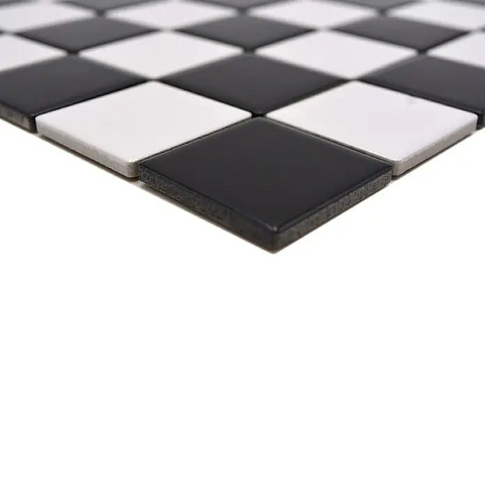 Mosaikfliese Quadrat CD 202 - 29,8 x 29,8 cm, Schwarz/Weiß, Matt - Nahaufnahme von schwarzen und weißen Schachbrettfliesen. Ideal für stilvolle Boden- und Wandbeläge.