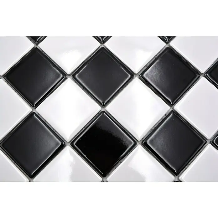 Mosaikfliese Quadrat CD 200 - 29,8 x 29,8 cm, Schwarz/Weiß, Glänzend - Detailaufnahme eines Schachbrettmusters aus glänzenden, quadratischen Fliesen in Schwarz und Weiß, perfekt für moderne Innenräume.