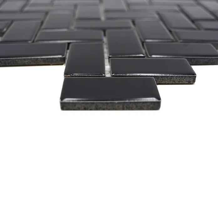 Mosaikfliese Fischgrät CHB 6BG - 29,8 x 29,8 cm, Schwarz, Glänzend - Nahaufnahme von schwarzen, glänzenden Mosaikfliesen, die in einem Fischgrätenmuster angeordnet sind und eine elegante Textur bieten.