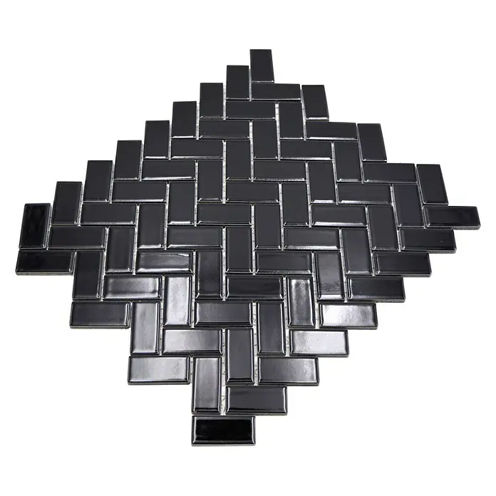 Mosaikfliese Fischgrät CHB 6BG - 29,8 x 29,8 cm, Schwarz, Glänzend - Nahaufnahme eines Musters aus schwarzen, rechteckigen Mosaikfliesen, die in einem Fischgrätenmuster angeordnet sind.